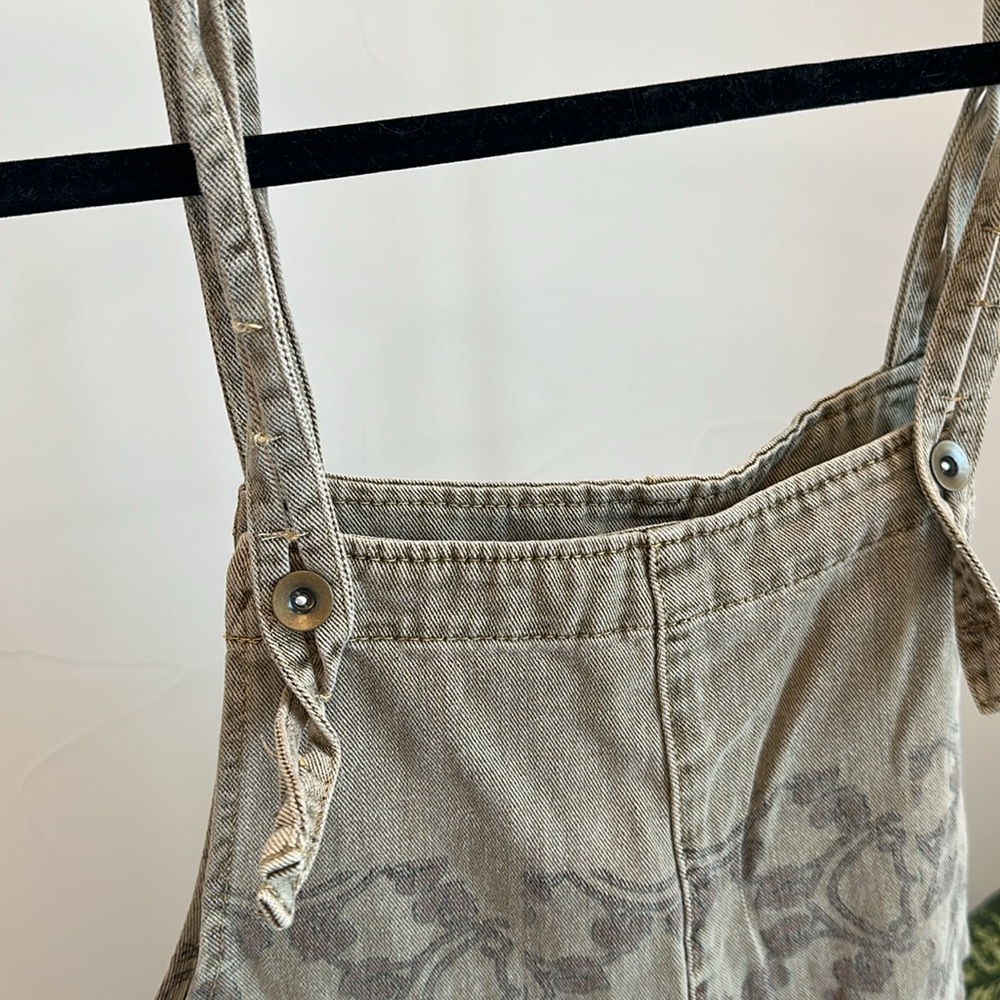 Vintage-Inspired Tan Printed Denim Overall Dress - Picture 4 of 4